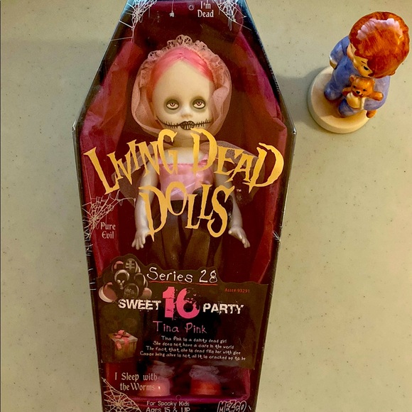 Living Dead Dolls Series 28 Sweet 16 Party Tina Pink RARE